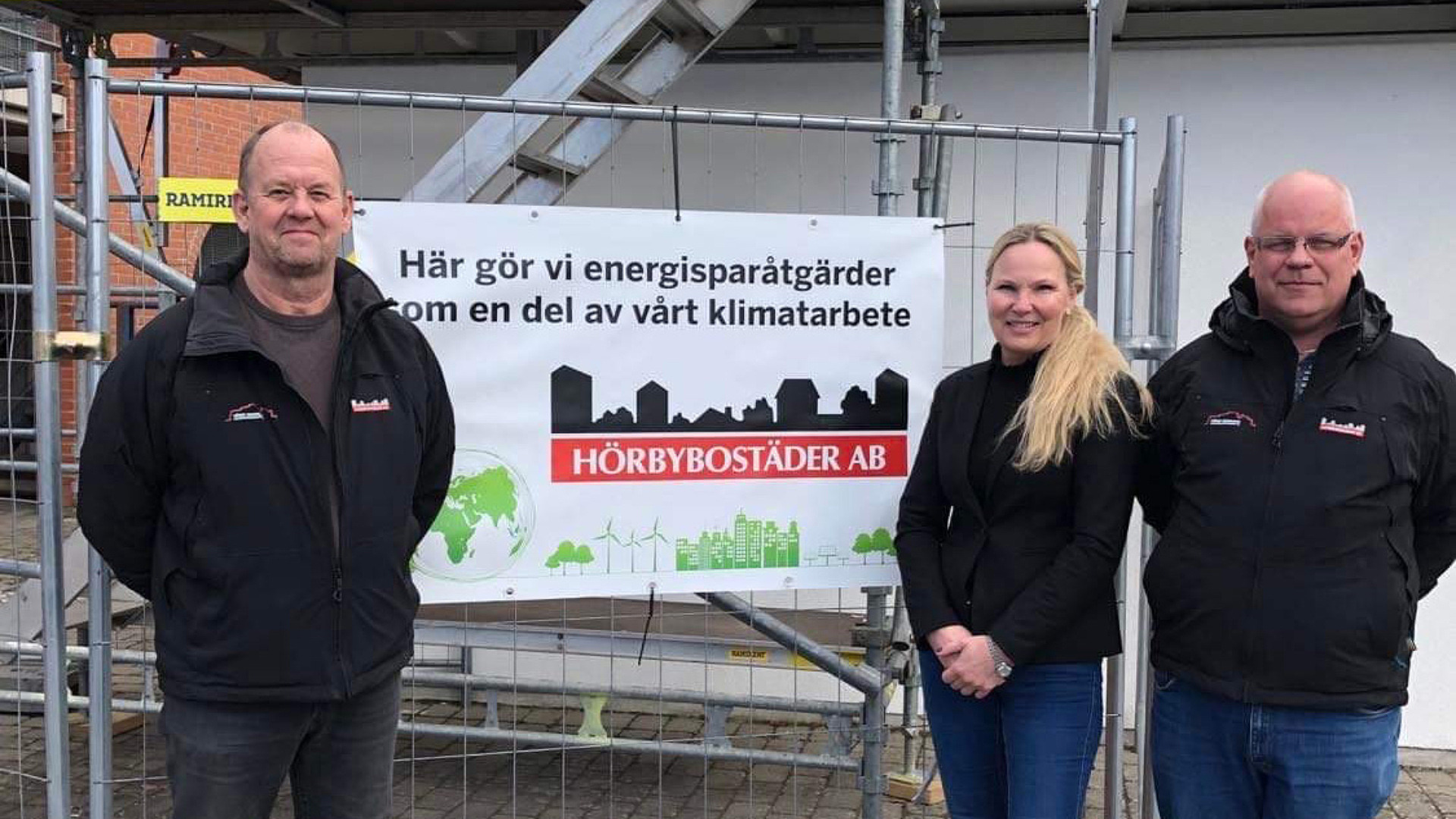 Benni Karlsson, Eva Hellman Persson och Bengt Persson står vid byggstaket och tittar in i kameran.