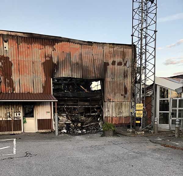 Exteriörbild av brandstationen. Sotig och förstörd byggnad.